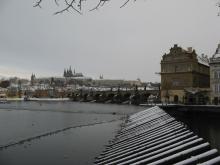 Karlův most a Pražský hrad pod sněhem