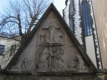 Portál kostela Panny Marie Sněžné - bezhlavé sochy